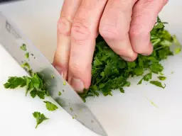 Jak mrozić natkę pietruszki? Sekrety sypkiej i aromatycznej natki!