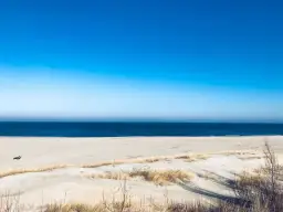 Jak znaleźć nocleg nad morzem i uniknąć wysokich cen latem