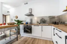 Co na ścianę w kuchni? 10+ pomysłów: płytki, szkło, beton, farby