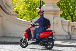 Czy skuter to motorower? Poznaj definicję prawną i wymagane uprawnienia