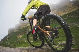Czym się różni enduro od downhillu? Kluczowe różnice, które musisz znać