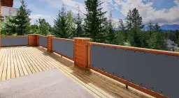 Szare żaluzje na balkon w bloku zapewniają prywatność i ochronę przed słońcem. Drewniany taras z widokiem na las.