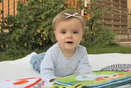 Od kiedy kłaść dziecko na macie edukacyjnej, by wspierać rozwój?