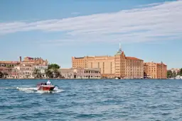 Hilton Molino Stucky Venezia: Lusso, Storia e Piscina Panoramica