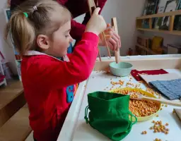 DIY woreczki sensoryczne Montessori: Rozwój i 20+ pomysłów na zabawy