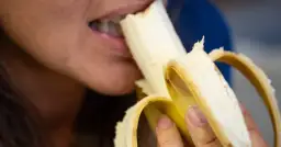 Kobieta je banana. Czy cukrzyk może jeść banany? Tak, ale z umiarem i po konsultacji z lekarzem.
