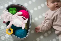 Zabawki sensoryczne dla rocznego dziecka: Jak mądrze wspierać rozwój?