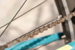 Skuteczne sposoby na to, czym wyczyścić łańcuch w rowerze