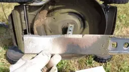 Jak odkręcić nóż w kosiarce i uniknąć niebezpieczeństw podczas pracy