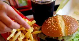 Ile waży burger? Zaskakujące różnice w wagach i kaloriach