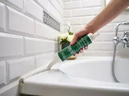 Jak położyć silikon przy wannie, aby uniknąć pleśni i uszkodzeń