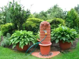 Jak obudować kran na działce, aby skutecznie ukryć instalację?