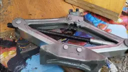 Gdzie jest lewarek w toyocie yaris 3? Oto, co musisz wiedzieć