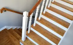 Jak pomalować schody drewniane na biało - najlepsza farba i porady