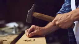 Jak wbijać gwoździe tapicerskie bez błędów - proste techniki i porady