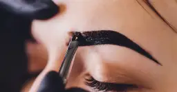 Henna do brwi jako tatuaż? Poznaj ryzyko i bezpieczne alternatywy