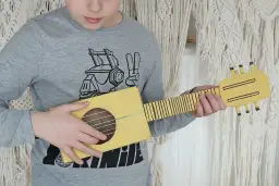 Zrób własne ukulele z kartonu: prosty sposób na domowy instrument
