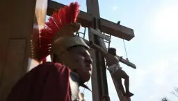 Śmierć Jezusa kiedy? Odkryj znaczenie i datę tego wydarzenia