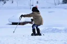 Pierwszy raz na stoku: checklista dla początkującego (sprzęt, rozgrzewka, zasady, typowe błędy)