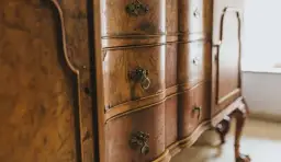 Jak odnowić stare meble: 8 skutecznych sposobów na piękne wnętrze