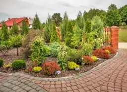 Jak urządzić ogród przed domem: 10 praktycznych wskazówek