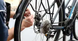 Jak wycentrować koło roweru i uniknąć problemów z jazdą