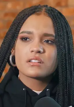 Ile lat ma Sara James? Wiek, kariera i ciekawostki o znanej osobie