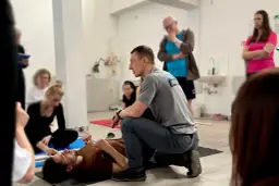 Kursy dla fizjoterapeutów: masaż kobido, neuromobilizacja, masaż tkanek głębokich oraz terapia manualna – zdobądź nowe umiejętności