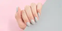 Jak długo trzyma się manicure tytanowy? Odkryj jego trwałość i pielęgnację