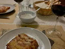 Pyszny obiad z winem i parmezanem. Idealne miejsce, gdzie dobrze zjeść w Chełmie.