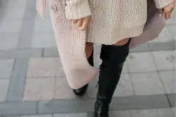 Sukienka i kozaki za kolano: Jak nosić, by wyglądać zjawiskowo?