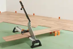 Przycinanie paneli podłogowych za pomocą gilotyny. Zobacz, jak układać panele kierunek, by stworzyć idealną podłogę.