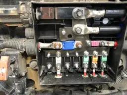 Gdzie jest wyłącznik prądu w Mercedesie Actros MP4? Oto odpowiedzi