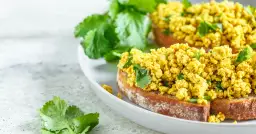 Tofucznica na grzance z kolendrą. Pytanie "czy weganie jedzą jajka" jest tu nie na miejscu, bo to danie roślinne.