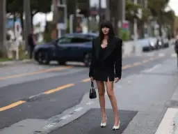 Czarna sukienka: jakie buty i dodatki, by wyglądać zjawiskowo?