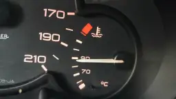 Wskaźnik temperatury silnika benzynowego pokazuje 90°C, co oznacza prawidłową temperaturę pracy.