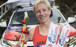 Dominika Stelmach z wieńcem i medalami z Wings for Life World Run.