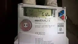 Cyfrowy licznik energii elektrycznej Tauron EMU 3 z wyświetlaczem pokazującym dane.