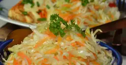 Jak przygotować surówkę z białej kapusty jak w restauracji, by zachwycała smakiem