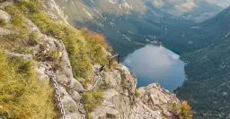 Łańcuchy ułatwiają przejście przez skalistą przełęcz pod Chłopkiem, z widokiem na jezioro Morskie Oko.