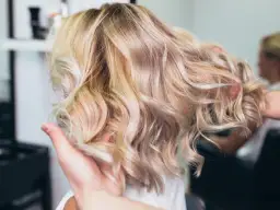 Czy farba do włosów się zmywa? Poznaj sekrety trwałego koloru