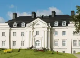 Pałac w Komierowie: Historia, luksusowe noclegi i atrakcje w okolicy