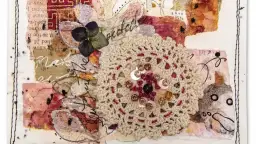 Kolaż ze zdjęć: koronka, suszony kwiat, cekiny i fragmenty papieru tworzą artystyczną kompozycję.