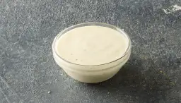 Jakie sosy do pizzy wybrać, by podkręcić smak ulubionej potrawy?