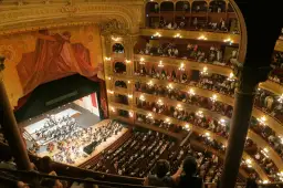 Wielka sala koncertowa z orkiestrą na scenie i widzami na widowni. Trudno oszacować, ile jest miejsc w teatrze Roma, ale jest ich mnóstwo!