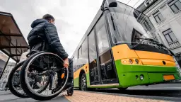 Czy opiekun osoby niepełnosprawnej płaci za bilet autobusowy? Sprawdź ulgi