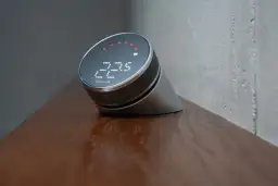 Nowoczesny regulator pokojowy Salus z cyfrowym wyświetlaczem temperatury 22.5°C.