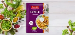 Opakowanie przyprawy do frytek i ziemniaków Appetita z frytkami i dipem na talerzu, otoczone ziołami i przyprawami.