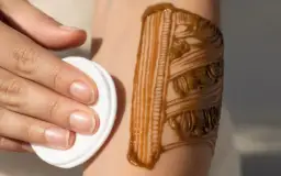 Jak zmyć hennę z włosów? Uniknij zieleni! Sprawdzone metody