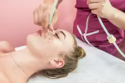 Zabieg z użyciem bańki chińskiej do twarzy, delikatne zasysanie skóry dla poprawy krążenia i wyglądu.